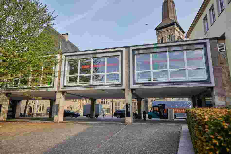 Rote und grüne Folien und Bleche ziehen sich innen wie außen an der Außenwand des Gebäudes der Osnabrücker Stadtbibliothek entlang.