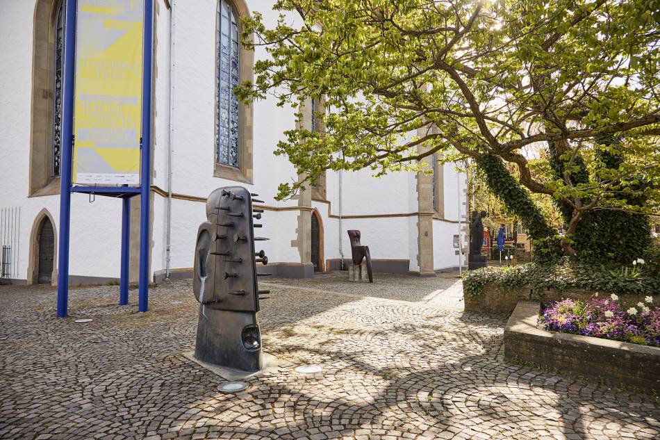 Vor der Kunsthalle steht die Skulptur