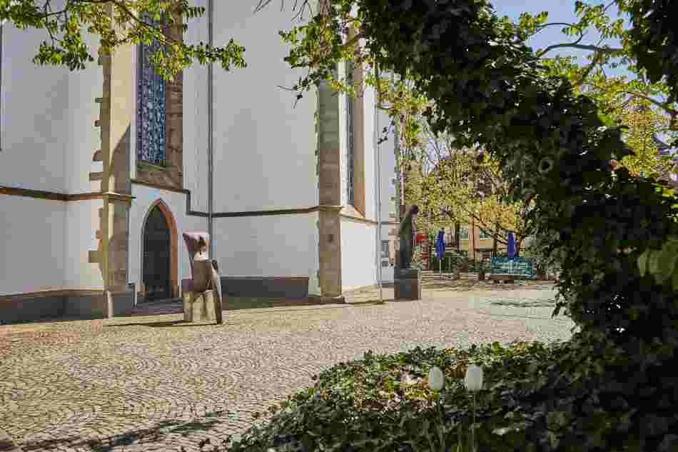 Auf dem Platz vor dem Kirchenraum der Kunsthalle steht Skulptur 