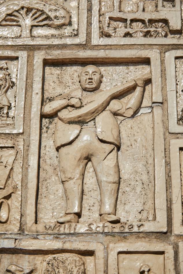 Ansicht einer Kachel: Ein Mann spielt eine Laute. Unter seinem Abbild steht