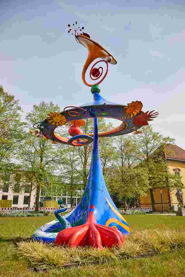 Im Schlossgarten steht die bunte Skulptur 