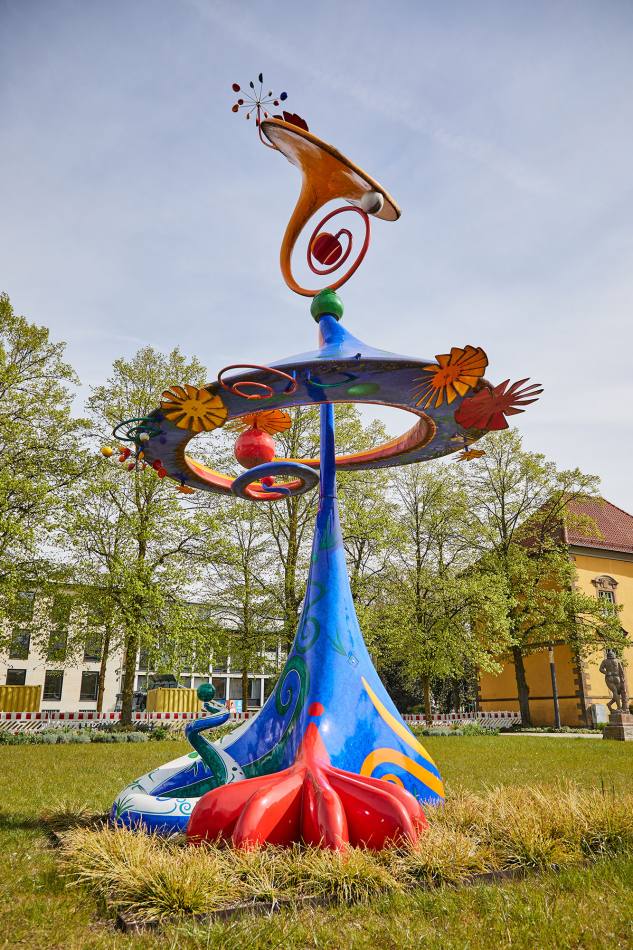 Im Schlossgarten steht die bunte Skulptur