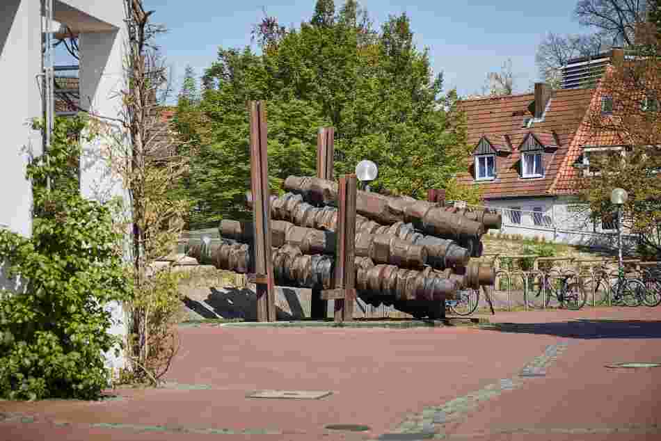 Skulptur „Time is turning“:  Auf mehreren Stahlträgern sind 11 Schiffskurbelwellen aus massivem Stahl angeordnet.