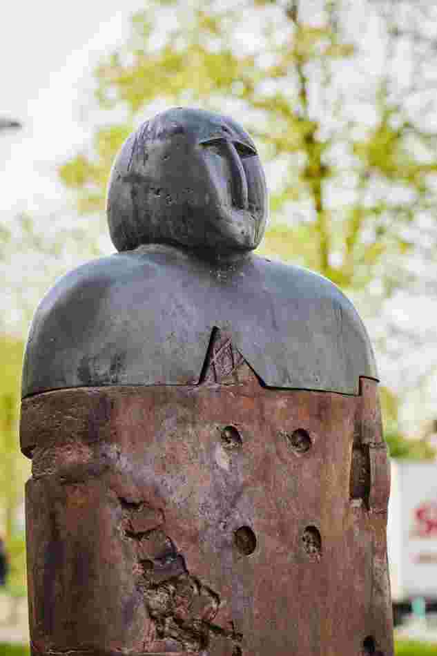 Der obere Teil der Skulptur: Die Figur hat keine Arme und ihr Gesicht zeigt kaum Gefühle.