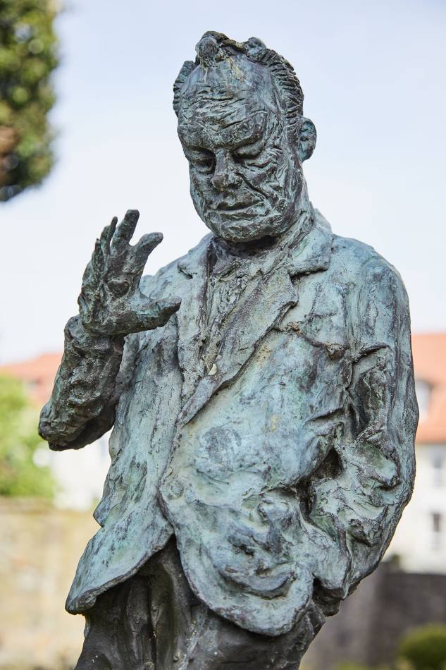 Skulptur aus Bronze von Rainer Fetting, die den SPD-Politiker Willy Brandt zeigt: Seine rechte Hand hat er erhoben, als ob er spricht. Die andere Hand ist in der Tasche. Sein Blick ist nach unten gerichtet. Er sieht nachdenklich aus.