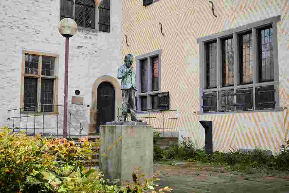 Im Hof des historischen Ledenhofs steht auf einem hohen Sockel die Skulptur von Rainer Fetting, die den SPD-Politiker Willy Brandt zeigt.